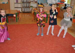 Dzieci tańczą. Ujęcie 4